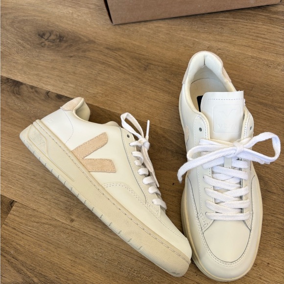 NEW Veja Women’s White Leather V-12 Sneakers with Beige Suede Accents - Picture 6 of 10